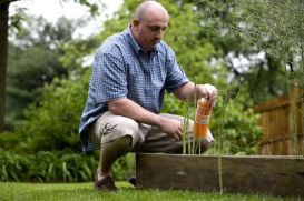 man-enjoy-gardening-725x483